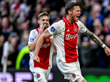 Dit is het salaris van Wout Weghorst bij Ajax