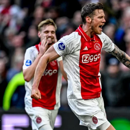 Dit is het salaris van Wout Weghorst bij Ajax